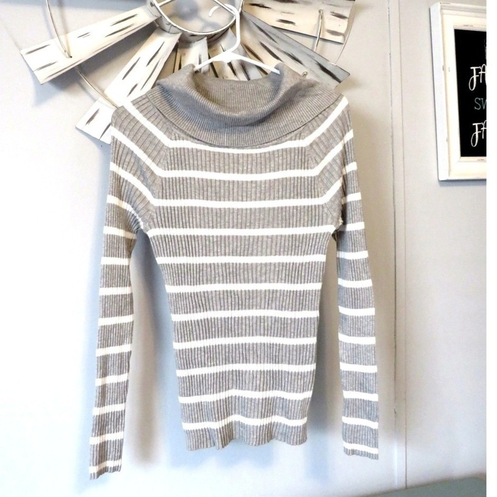 NWT Hooked‎ Up by I.O.T Striped Gray & White Ribbed Sweater Size Large